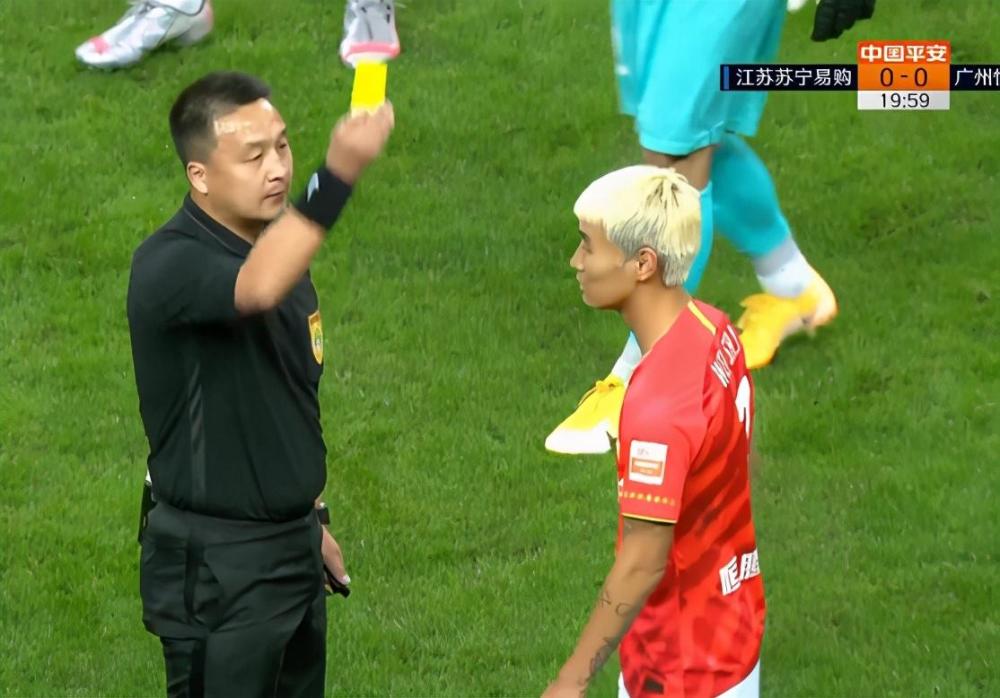争议判罚引发全场激烈骚动</p>  